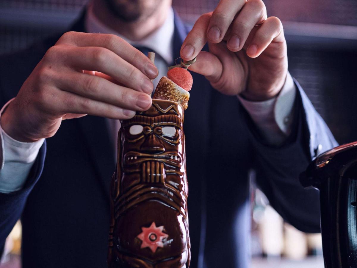 Hotel Sofitel Lyon Bellecour Esterno foto A bartender opening a bottle of bitters
