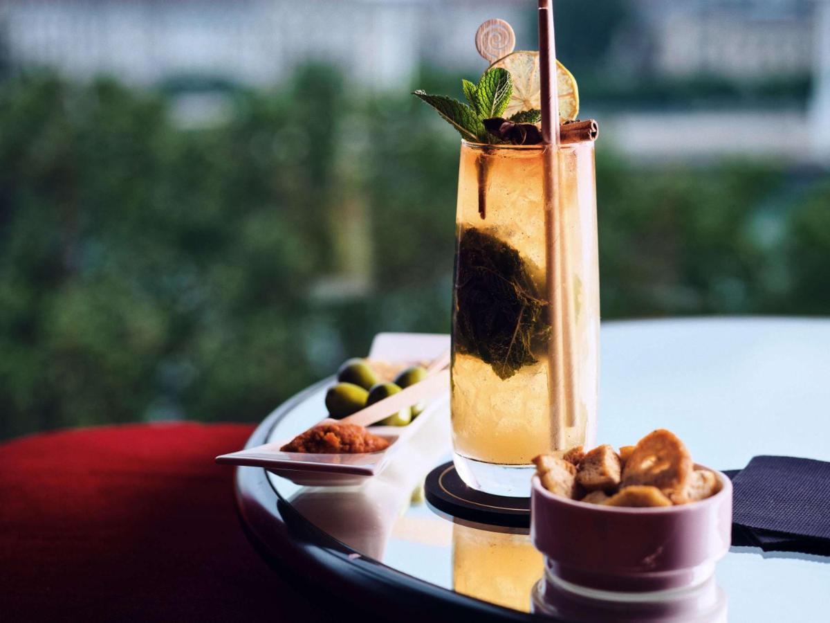 Hotel Sofitel Lyon Bellecour Esterno foto A cocktail at the bar
