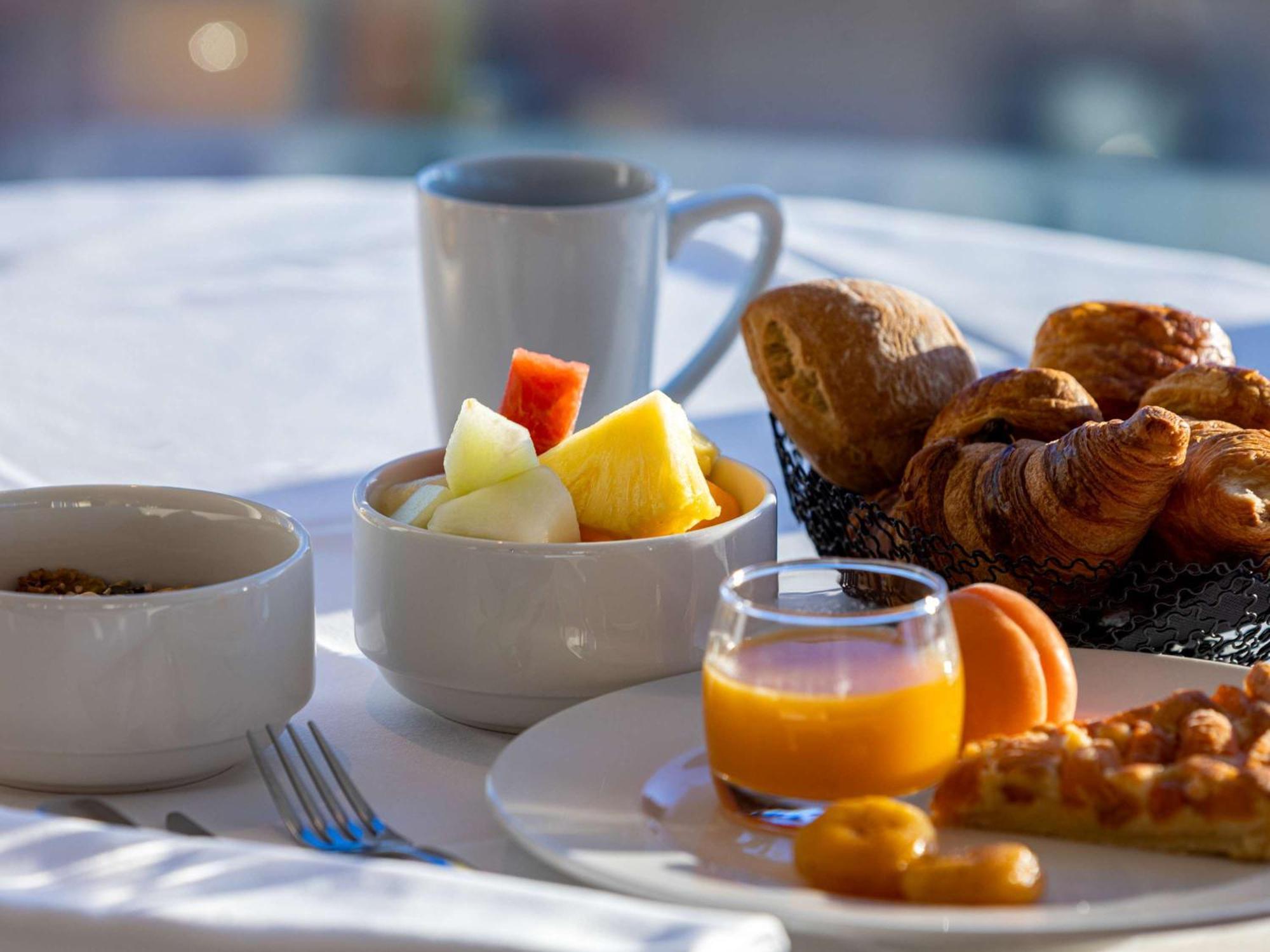 Hotel Sofitel Lyon Bellecour Esterno foto A continental breakfast