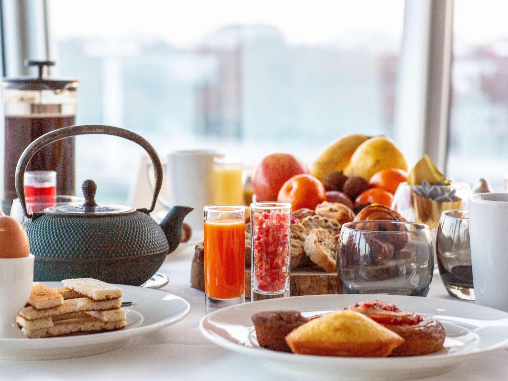 Hotel Sofitel Lyon Bellecour Esterno foto A breakfast buffet