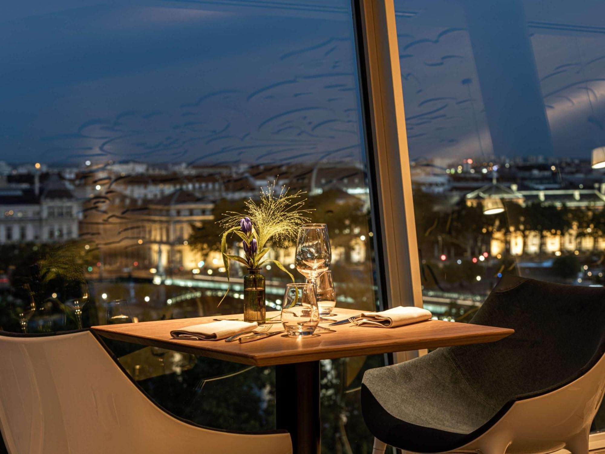 Hotel Sofitel Lyon Bellecour Esterno foto View from the restaurant