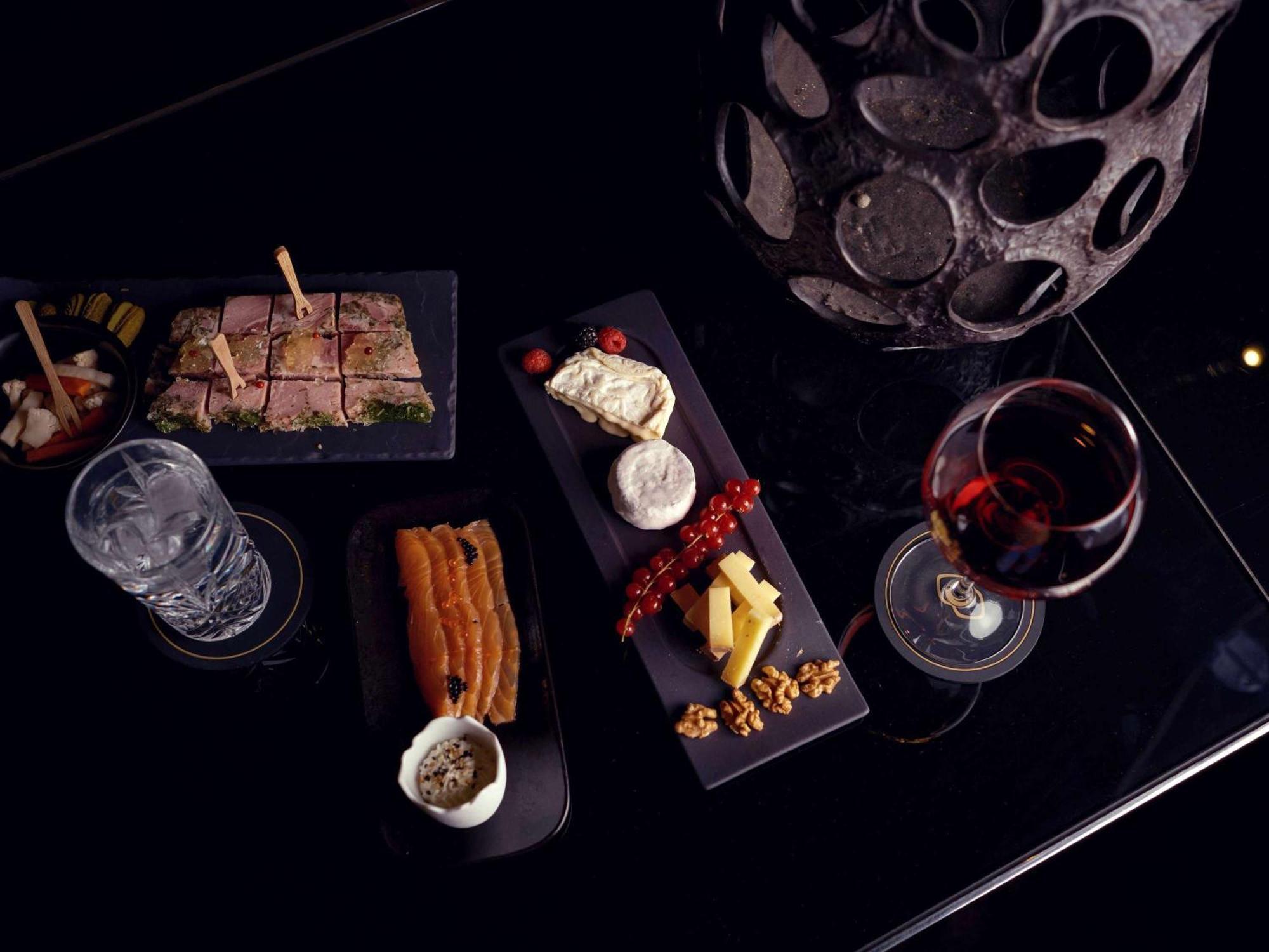 Hotel Sofitel Lyon Bellecour Esterno foto A selection of cheese and wine