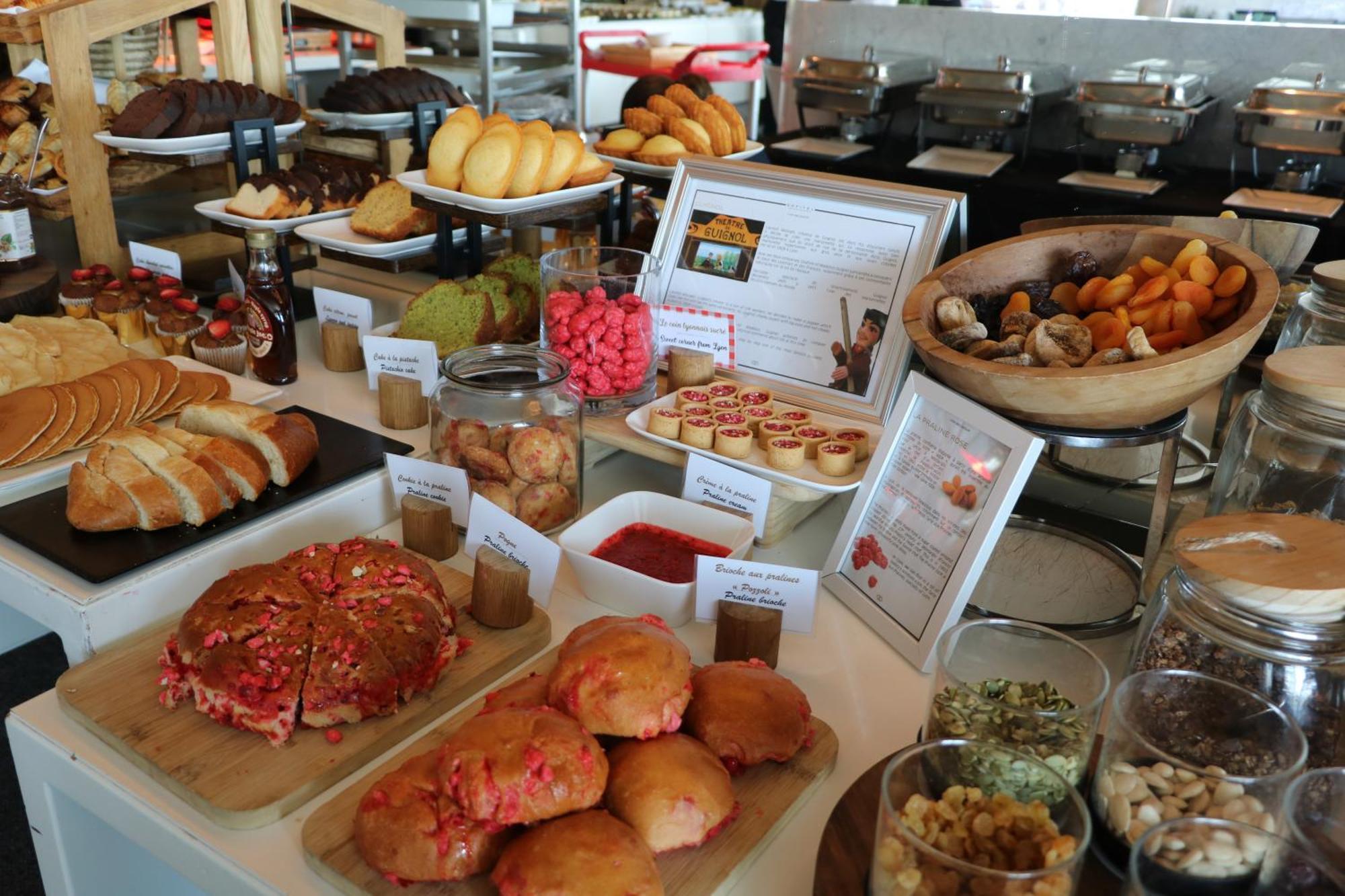 Hotel Sofitel Lyon Bellecour Esterno foto A selection of pastries at a buffet
