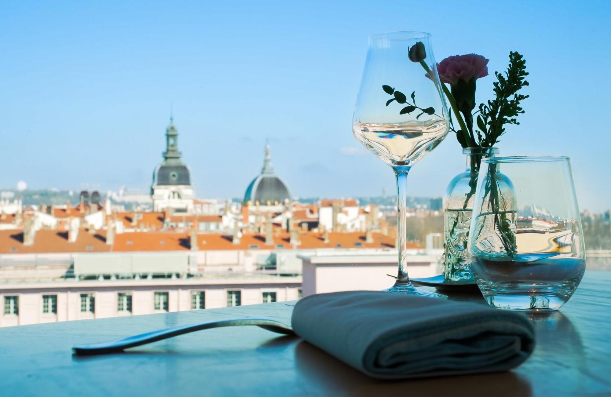 Hotel Sofitel Lyon Bellecour Esterno foto View from the restaurant
