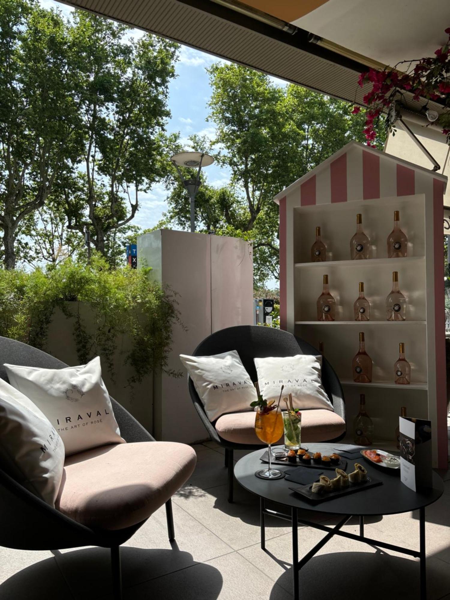 Hotel Sofitel Lyon Bellecour Esterno foto A cocktail at the Miramar Beach Club